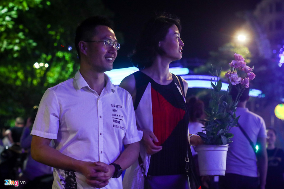 Nhiều người chờ đến khuya để xin hoa đêm bế mạc đường hoa Nguyễn Huệ